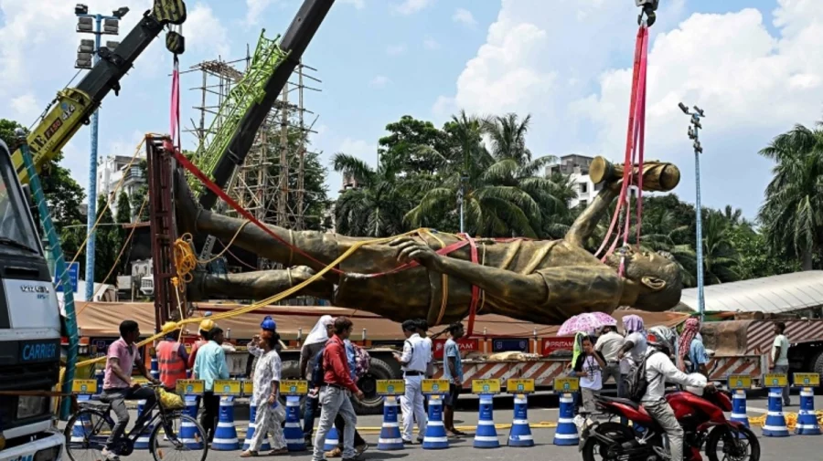 কলকাতা থেকে সরিয়ে ফেলা হলো মেসির ৭০ ফুটের ভাস্কর্য ইত্তেফাক ডিজিটাল ডেস্ক