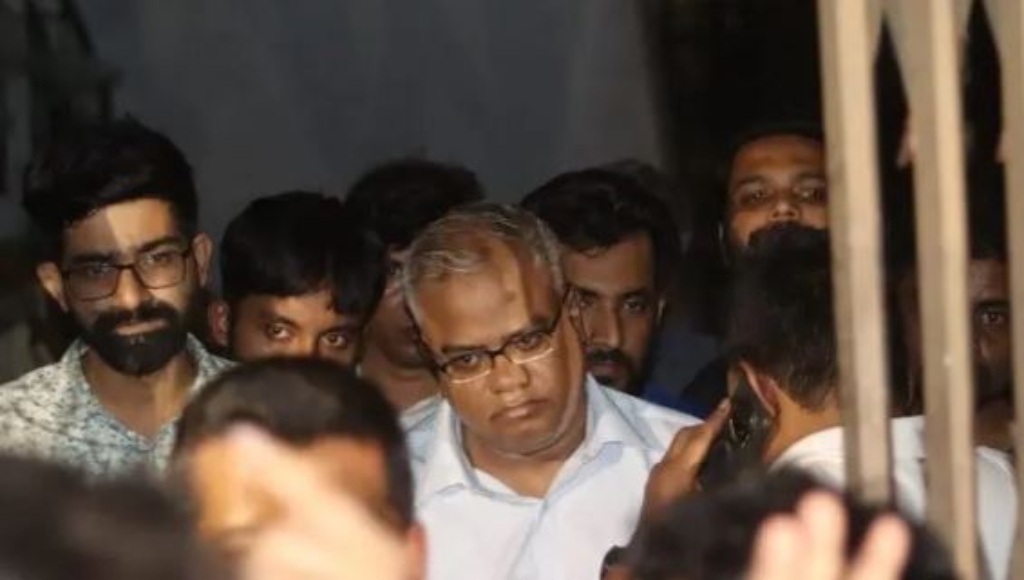পুলিশি পাহারায় অ্যাম্বুলেন্সে ক্যাম্পাস ছাড়লেন চুয়েট উপাচার্য